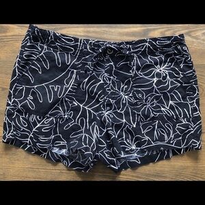 🎄 Gap Black  and white floral shorts size 12